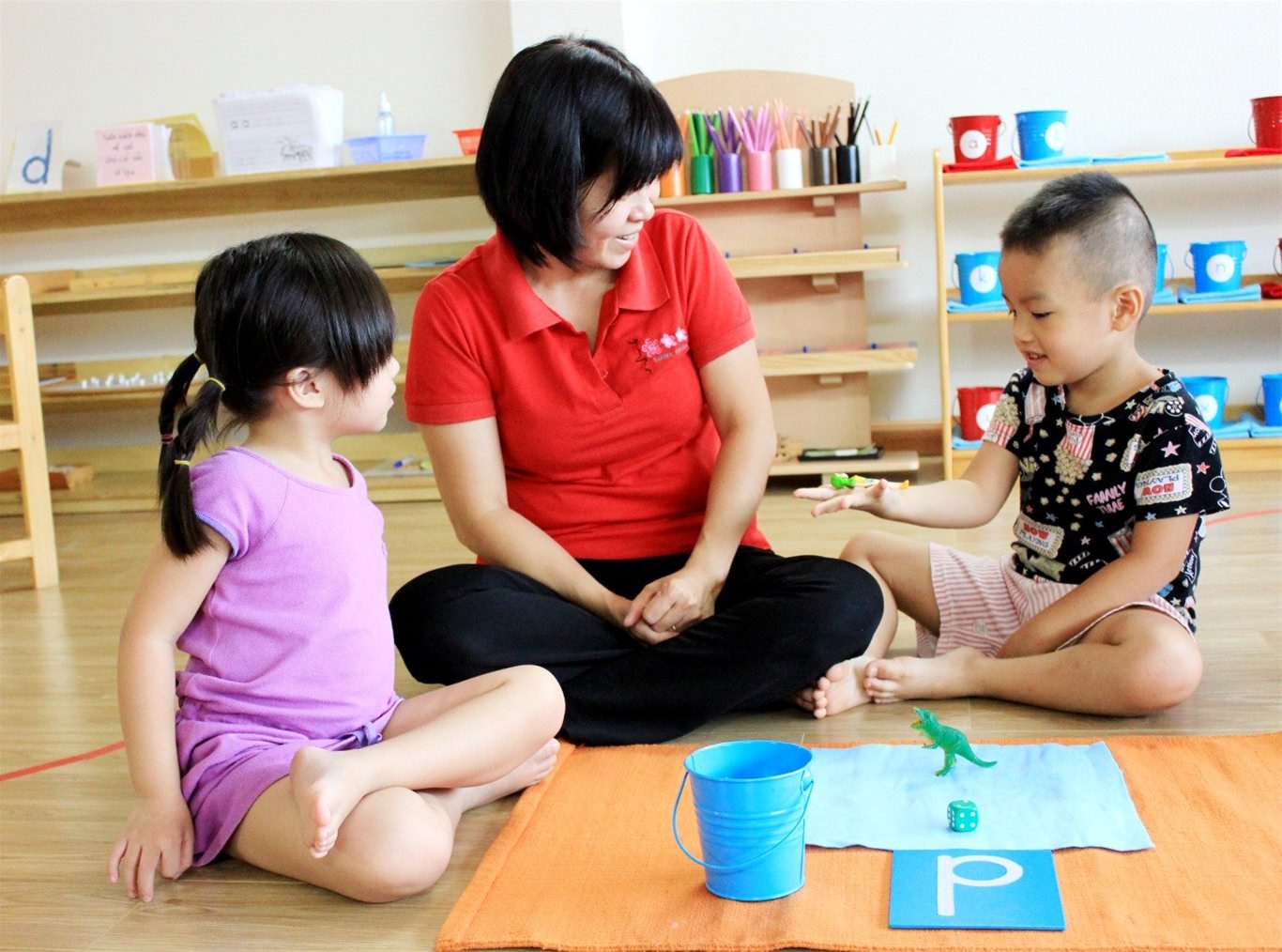 gi&aacute;o vi&ecirc;n montessori dạy b&eacute; đ&uacute;ng c&aacute;ch