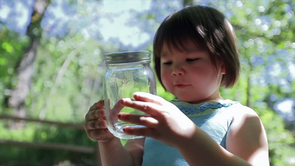 Trẻ lu&ocirc;n học hỏi tự mọi điều xung quanh