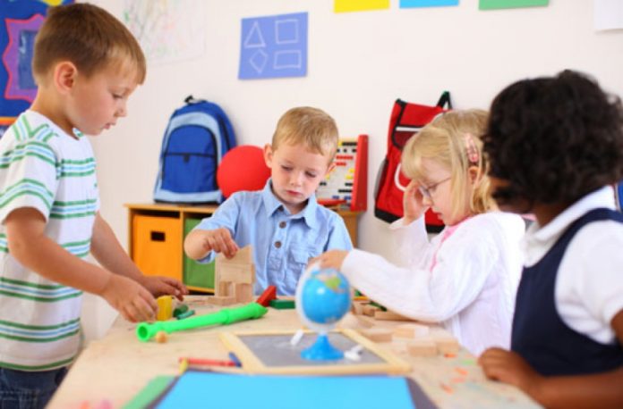 Phương ph&aacute;p gi&aacute;o dục montessori nghệ thuật nu&ocirc;i dạy trẻ