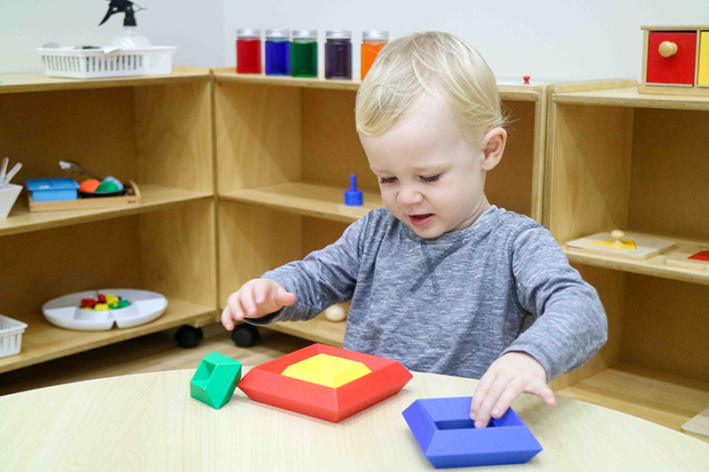 so s&aacute;nh phương ph&aacute;p gi&aacute;o dục montessori với gi&aacute;o dục truyền thống