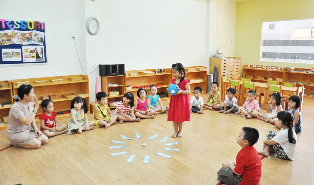 so s&aacute;nh gi&aacute;o dục montessori với gi&aacute;o dục truyền thống