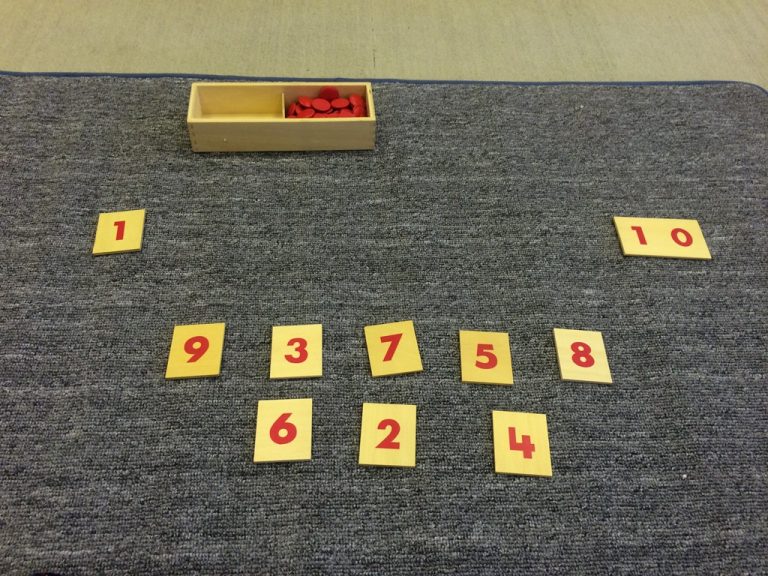 Thẻ số v&agrave; hạt chấm đỏ trong gi&aacute;o cụ montessori